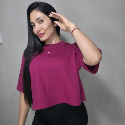 Remera over corta de algodón.